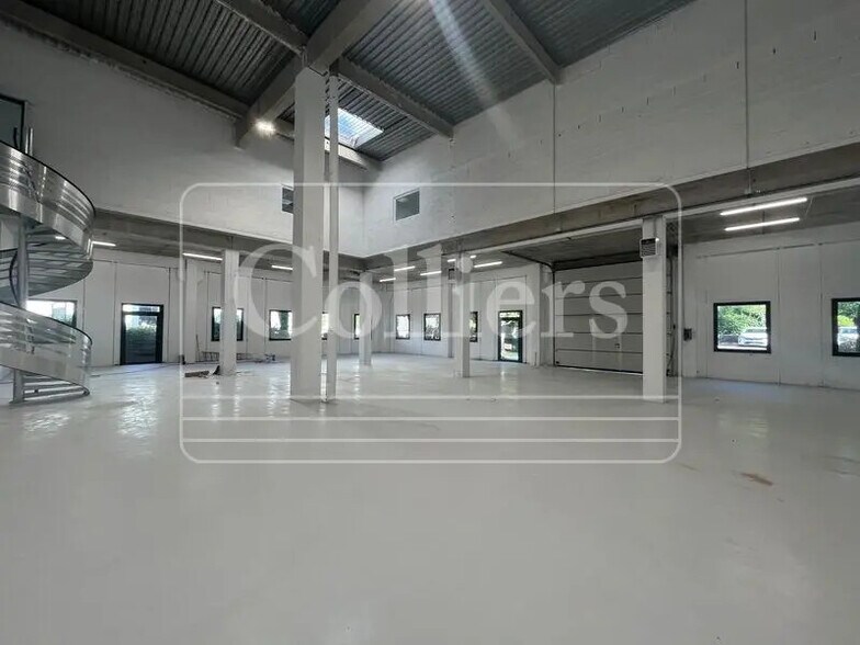 Flex in Vitrolles for lease - Interior Photo - Image 2 of 9