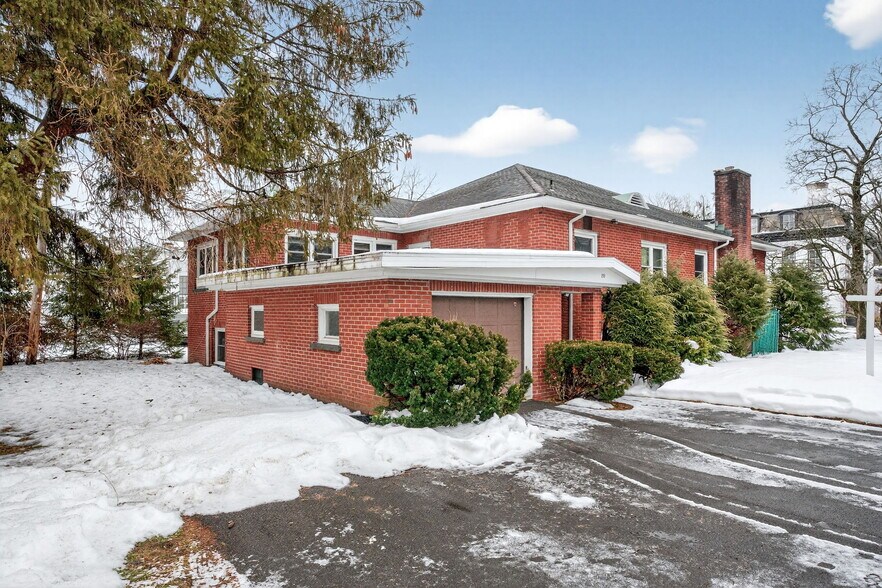 111 Maiden Ln, Kingston, NY à vendre - Photo principale - Image 1 de 24