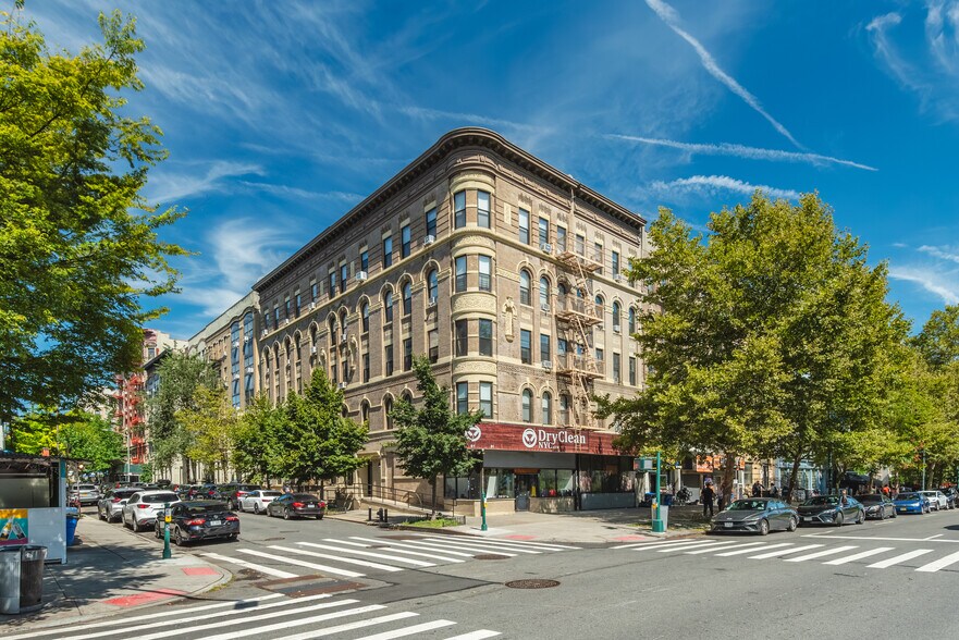 61 Lenox Ave, New York, NY à vendre - Photo du bâtiment - Image 2 de 7