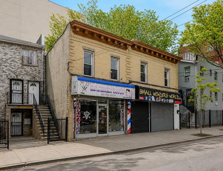 704-706 E 183rd St, Bronx, NY à vendre - Photo du bâtiment - Image 2 de 20