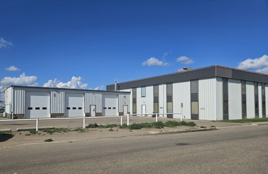303 8 St E, Brooks, AB à vendre - Photo du bâtiment - Image 2 de 9