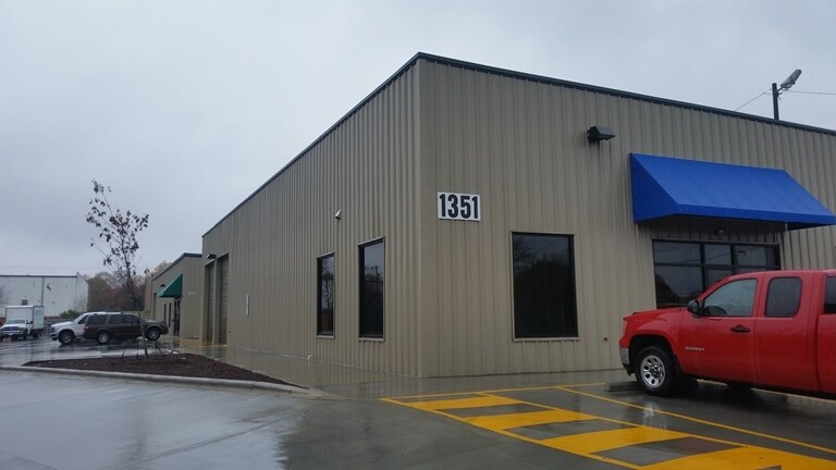 1351 Continental Blvd, Charlotte, NC à louer - Photo du bâtiment - Image 2 de 3