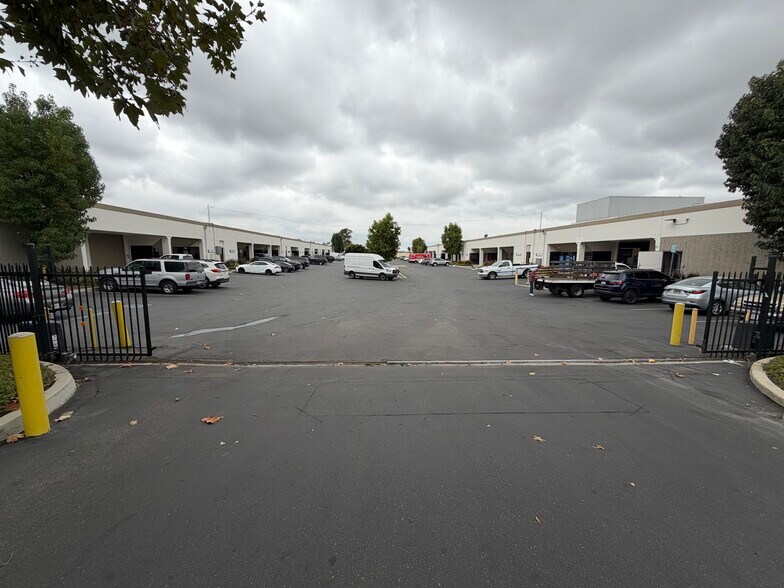 17101-17121 Central Ave, Carson, CA à louer - Photo du bâtiment - Image 2 de 14