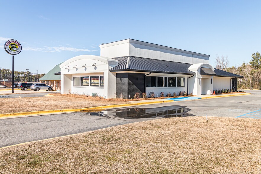 2057 E Madison Ave, Bastrop, LA à louer - Photo du bâtiment - Image 1 de 19