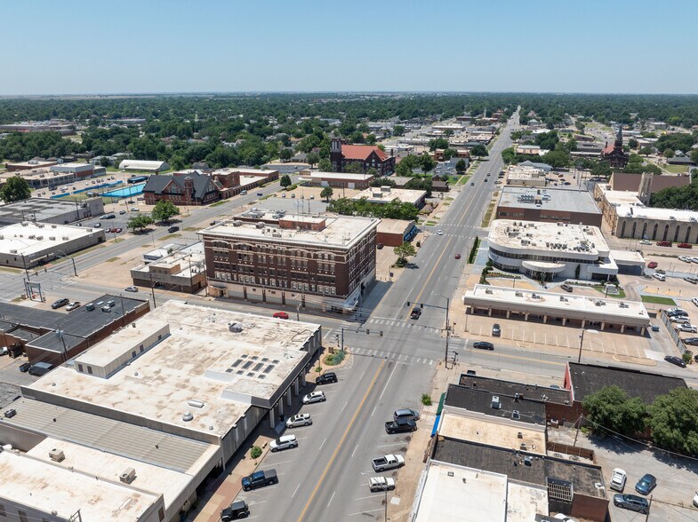 303 W Broadway Ave, Enid, OK à louer - Photo du bâtiment - Image 3 de 5