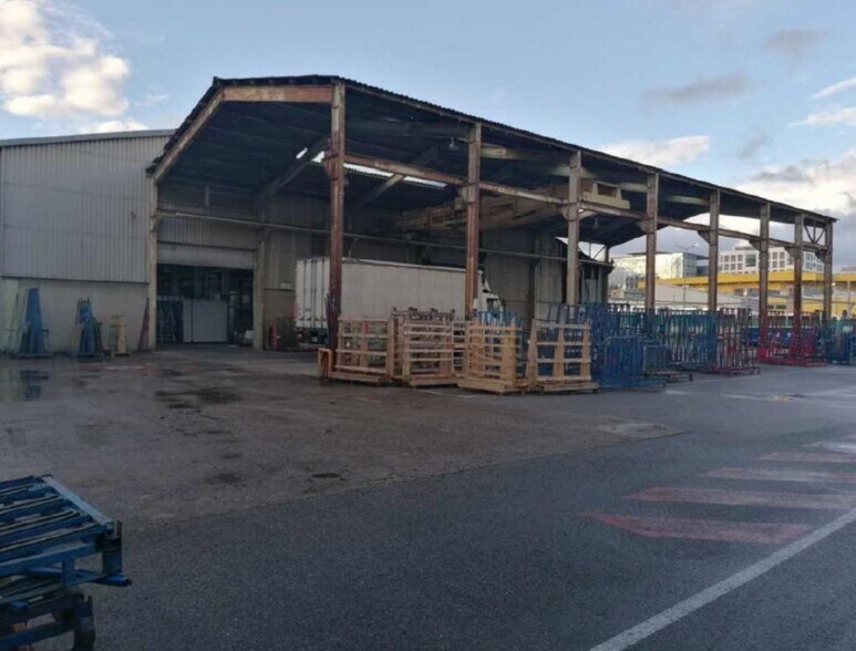 Flex dans Villeurbanne à louer - Photo du bâtiment - Image 2 de 10