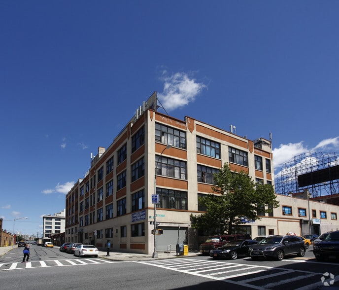 33-01 Queens Blvd, Long Island City, NY for lease - Building Photo - Image 3 of 9