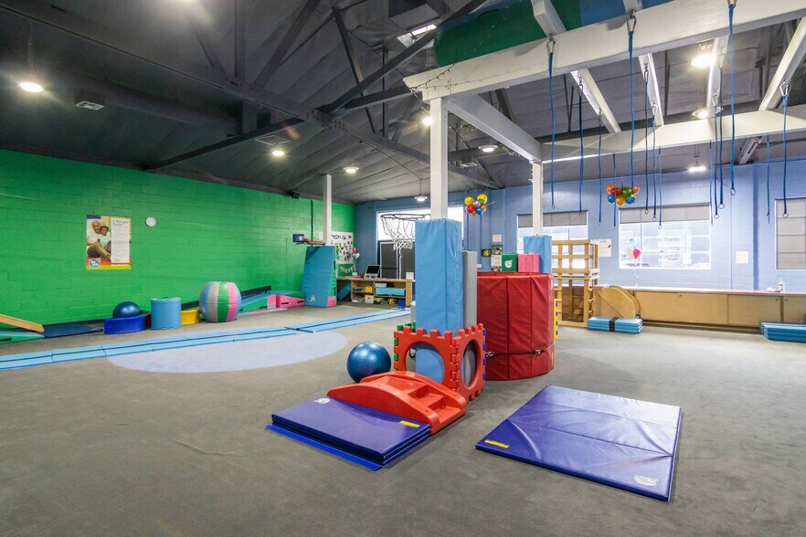 N San Fernando & Tyburn Industrial portefeuille de 4 propriétés à vendre sur LoopNet.ca - Photo du bâtiment - Image 3 de 17