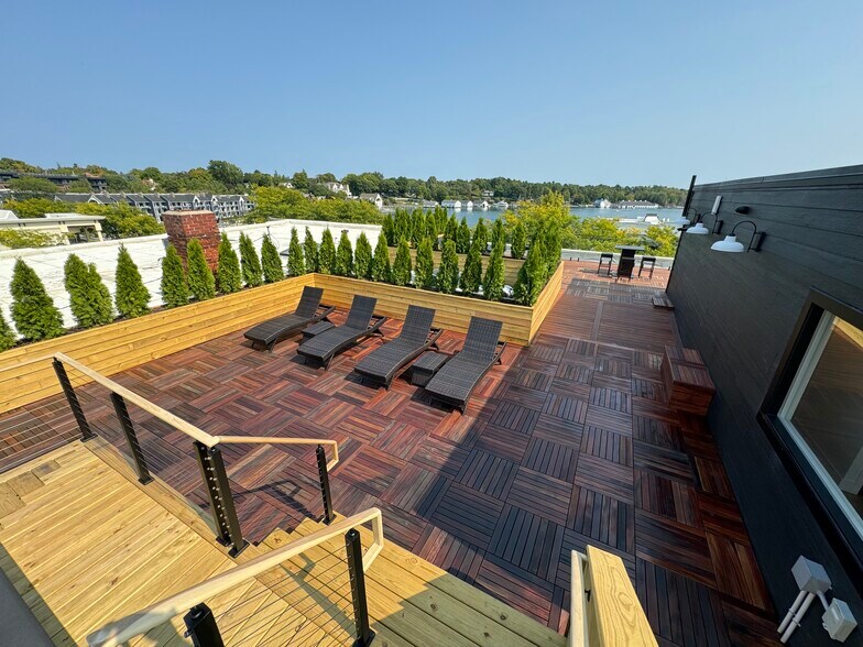 211 Bridge St, Charlevoix, MI à vendre - Photo du bâtiment - Image 2 de 18
