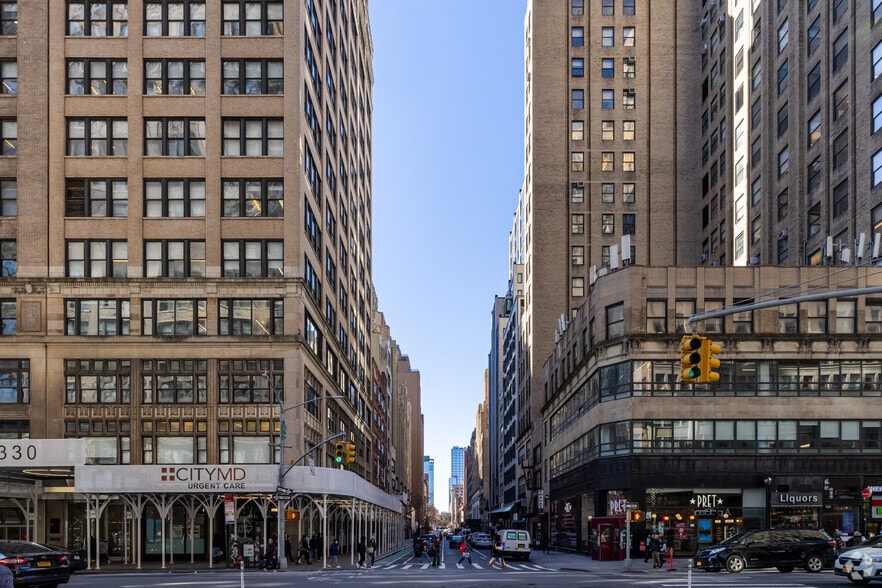 245-247 W 29th St, New York, NY for lease - Building Photo - Image 2 of 7