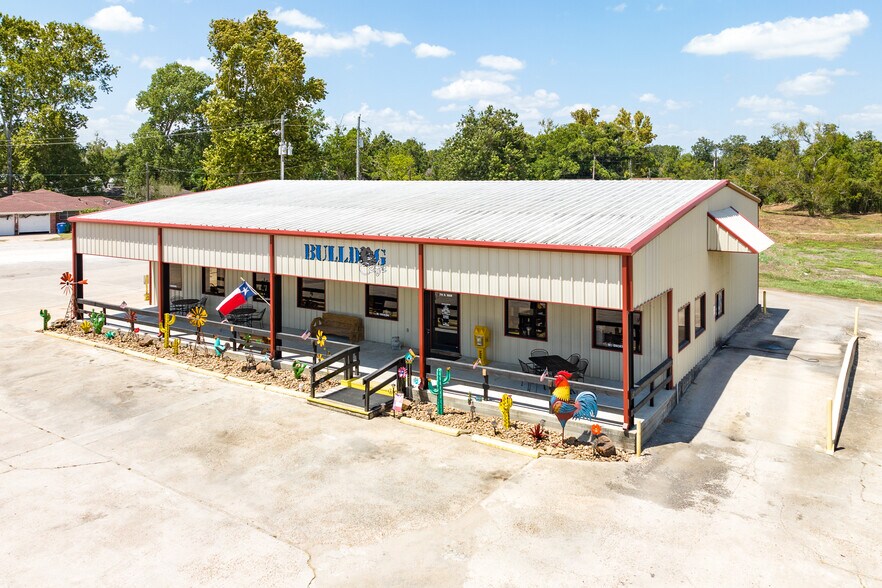 714 N Main St, Sweeny, TX à vendre - Photo du bâtiment - Image 2 de 33
