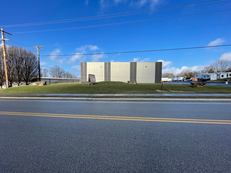 5435-5437 Westwood Dr, Saint Charles, MO for lease - Building Photo - Image 3 of 12