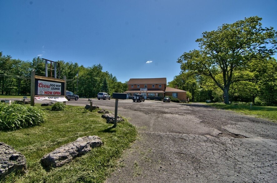 416 Sterling Rd, Tobyhanna, PA à vendre - Photo du bâtiment - Image 2 de 4