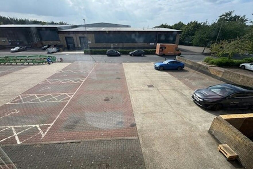 Grafton Way, Basingstoke for lease - Building Photo - Image 2 of 3