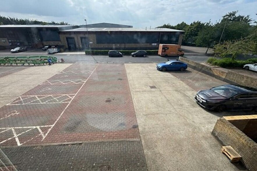 Grafton Way, Basingstoke à louer - Photo du bâtiment - Image 2 de 3