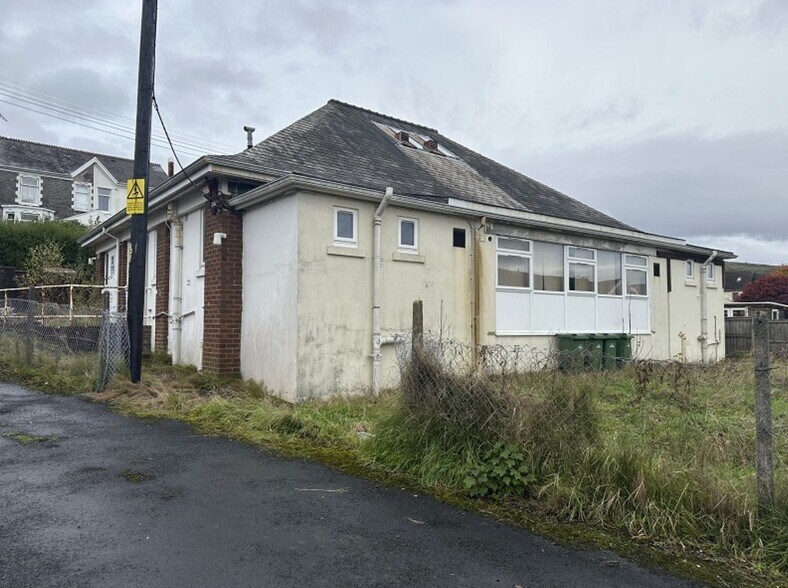 5 Derwen Rd, Ystradgynlais à vendre - Photo du bâtiment - Image 2 de 14