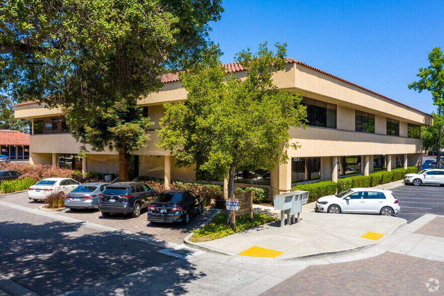 20370 Town Center Ln, Cupertino, CA à vendre - Photo du bâtiment - Image 3 de 8