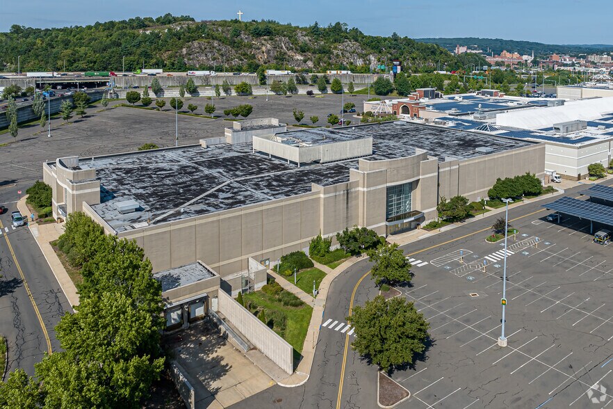 575 Union St, Waterbury, CT à louer - Photo du bâtiment - Image 2 de 25