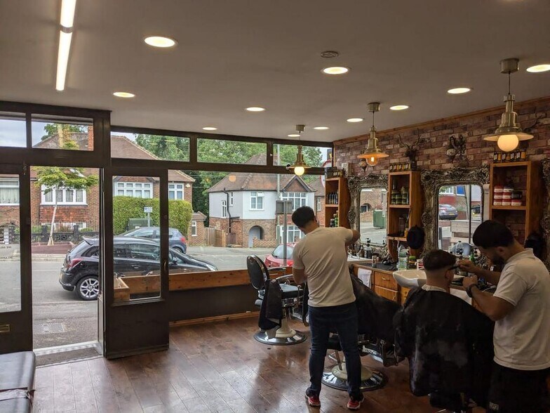 35 Woodbridge Hl, Guildford à vendre - Photo du bâtiment - Image 3 de 3