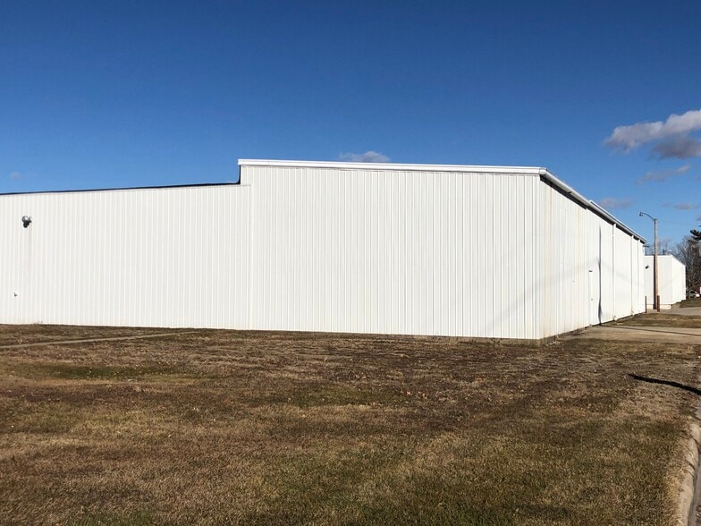 1642 S Burlington Ave, Kewanee, IL for sale - Building Photo - Image 3 of 10