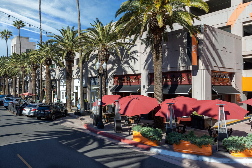 131-195 W Center Street Promenade, Anaheim, CA à vendre - Photo principale - Image 1 de 1