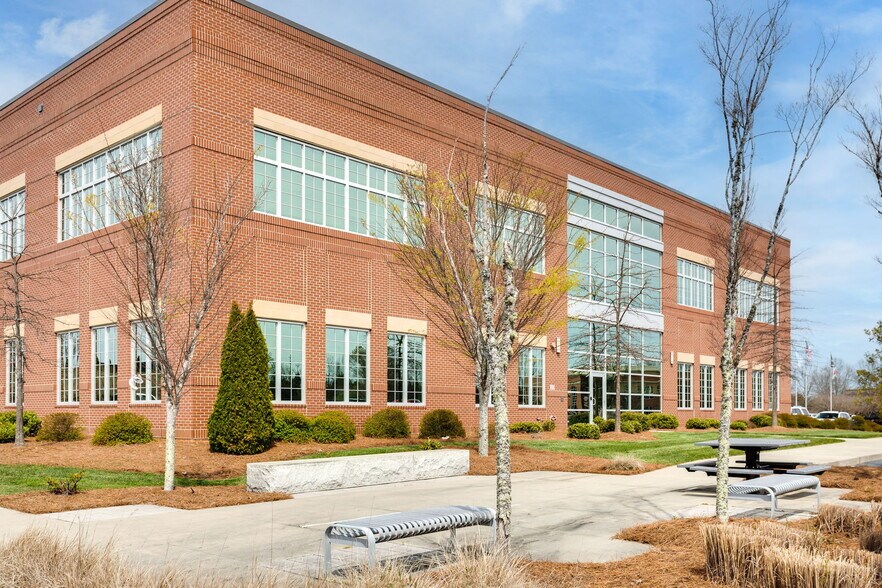 2485 Penny Rd, High Point, NC à louer - Photo du bâtiment - Image 2 de 14