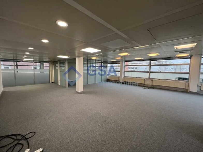 Bureau dans Évry-Courcouronnes à louer - Photo du bâtiment - Image 2 de 11