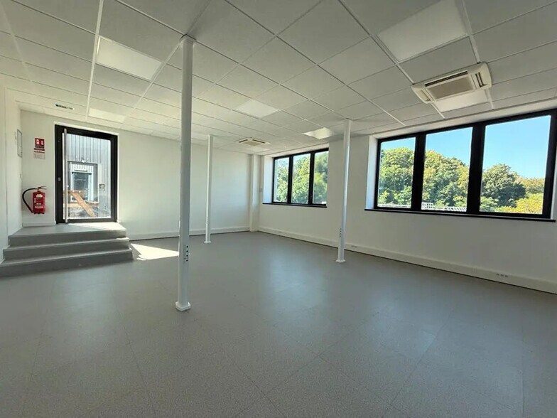 Office in Besançon for lease - Building Photo - Image 2 of 6
