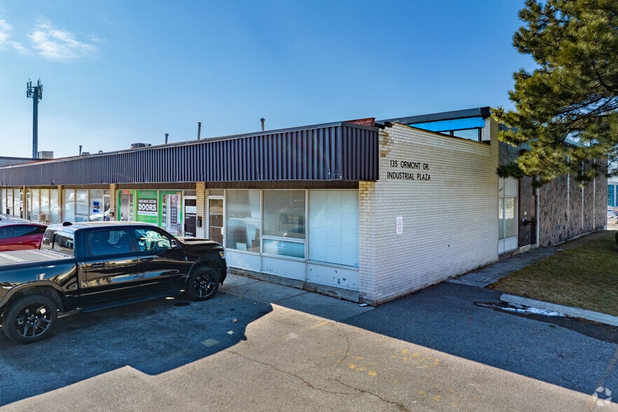 135 Ormont Dr, Toronto, ON for lease - Building Photo - Image 3 of 6