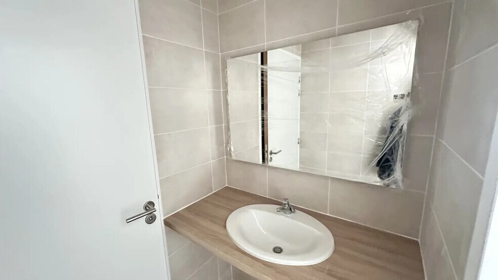 Office in Eysines for lease - Building Photo - Image 3 of 10