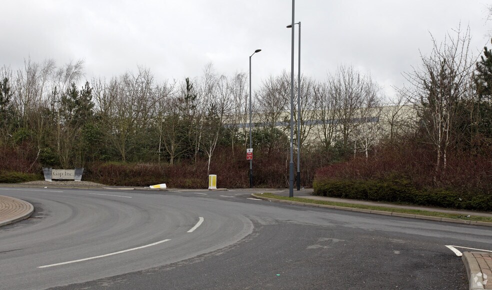 661 Castle Mound Way, Rugby à louer - Photo du bâtiment - Image 3 de 7