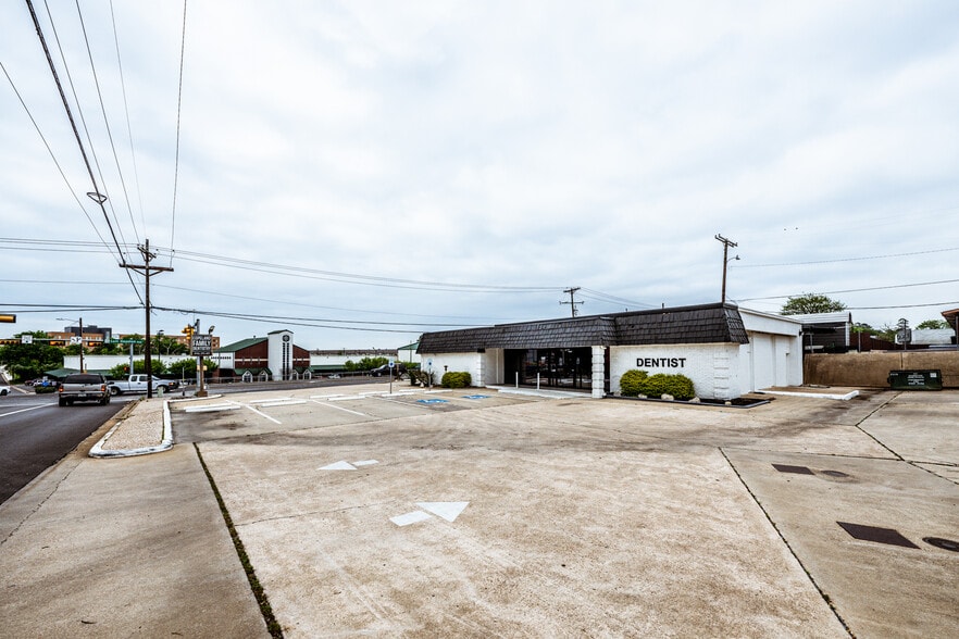2402 Sam Houston Ave, Huntsville, TX for sale - Building Photo - Image 2 of 20