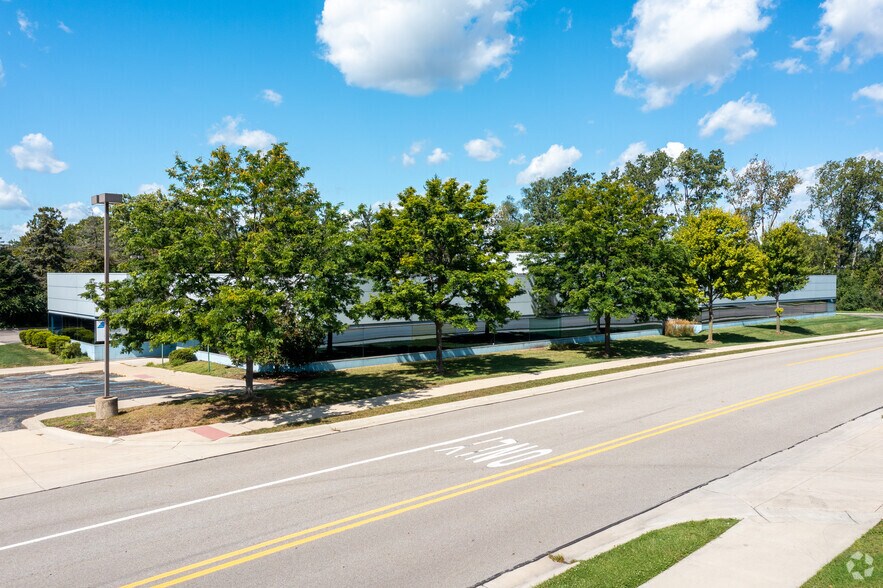 24245 Karim Blvd, Novi, MI à vendre - Photo du bâtiment - Image 3 de 5