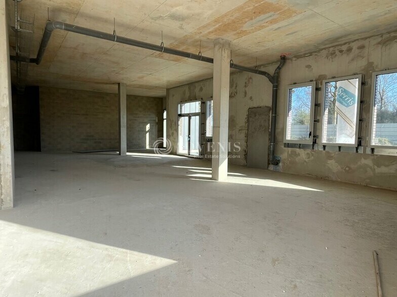 Retail in Serris for lease - Interior Photo - Image 1 of 8