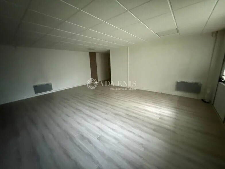 Office in Croissy-Beaubourg for lease - Interior Photo - Image 3 of 4