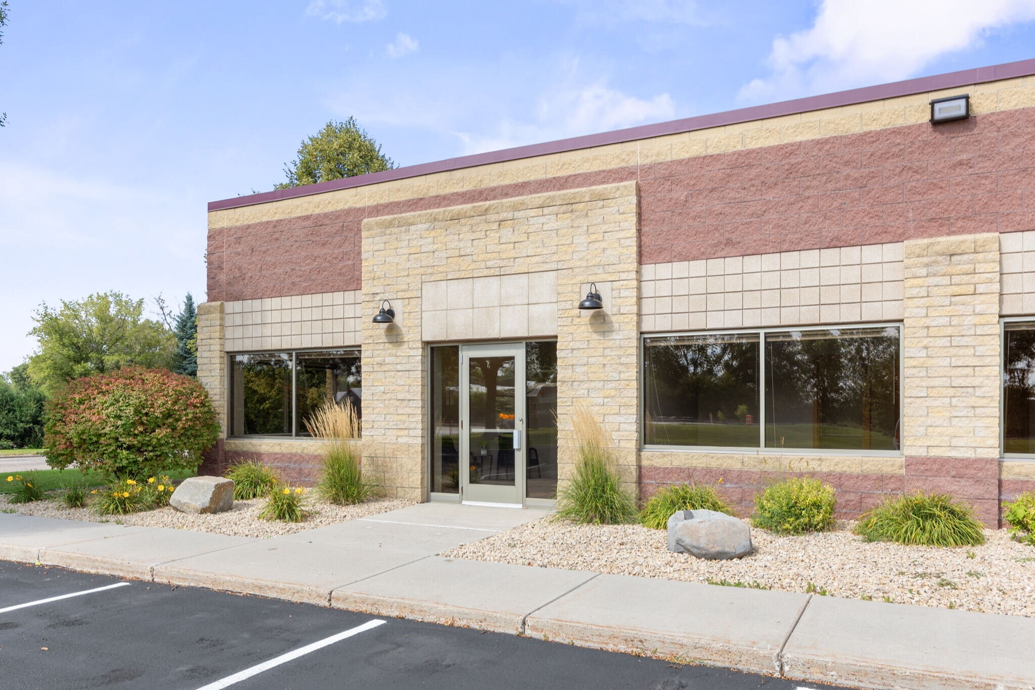 990 Elm St E, Annandale, MN for lease Interior Photo- Image 1 of 11
