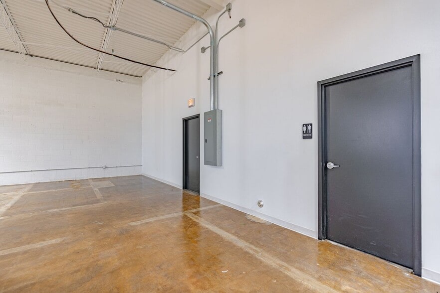 2903-2919 Ladybird Ln, Dallas, TX for lease - Interior Photo - Image 3 of 11