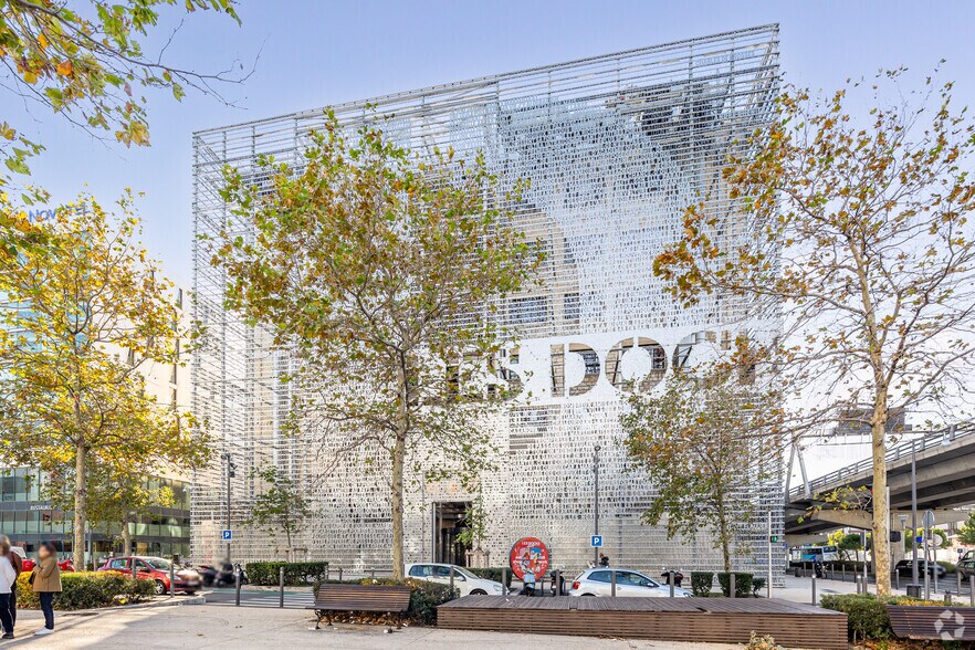 10 Place De La Joliette, Marseille à louer - Photo du bâtiment - Image 2 de 29