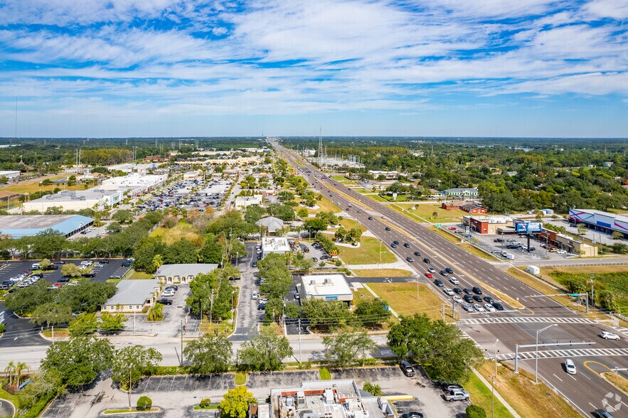 955 E Martin Luther King Junior Dr, Tarpon Springs, FL à louer - Photo du bâtiment - Image 2 de 18