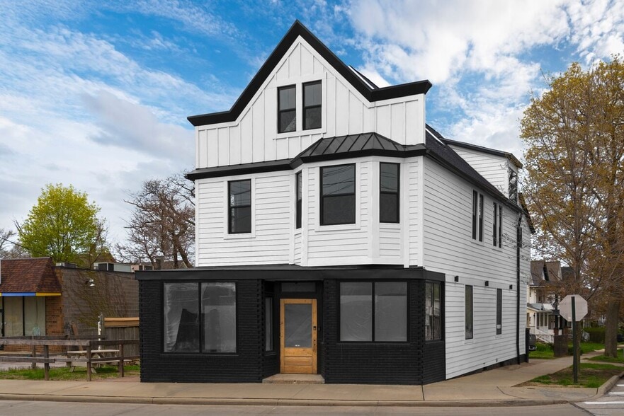 5900 Detroit Ave, Cleveland, OH à louer - Photo du bâtiment - Image 1 de 11