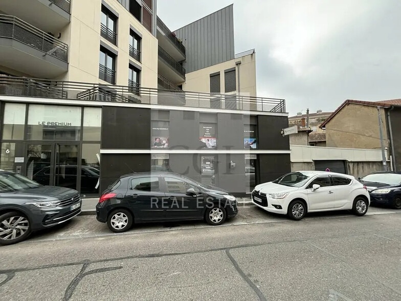 Office in Bron for lease - Building Photo - Image 1 of 11