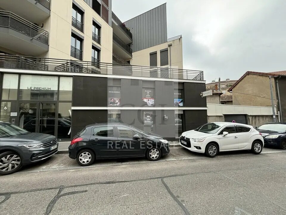 Office in Bron for lease Building Photo- Image 1 of 12