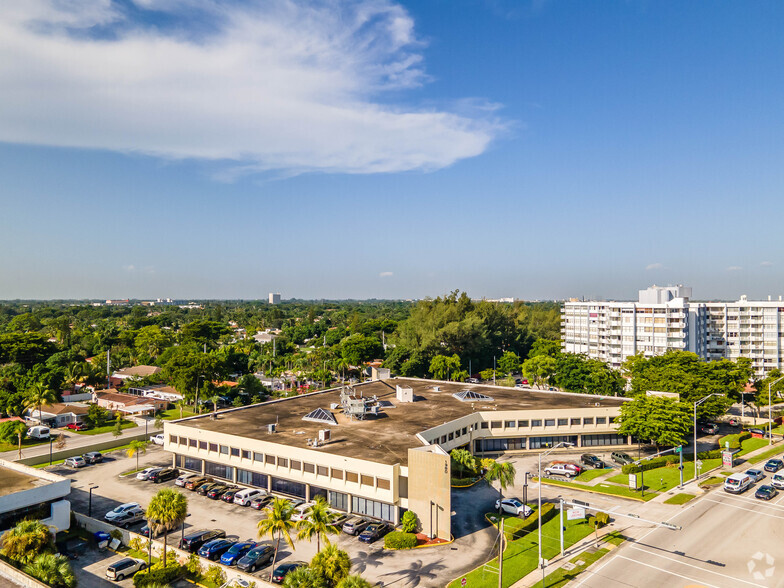 1380 NE Miami Gardens Dr, North Miami Beach, FL for lease - Building Photo - Image 3 of 5