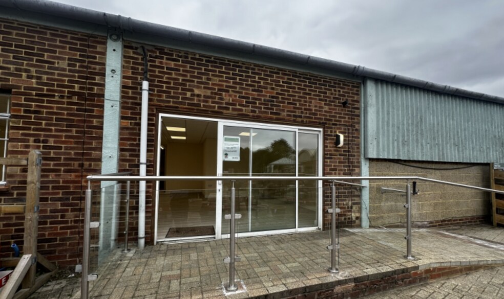 Limpsfield Rd, Warlingham à louer - Photo du bâtiment - Image 2 de 2