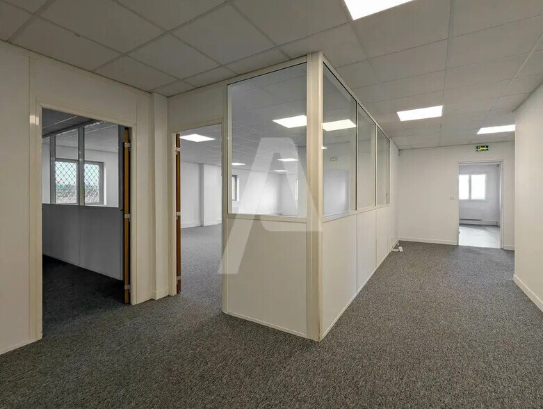 Industrial in Coignières for lease - Interior Photo - Image 3 of 11