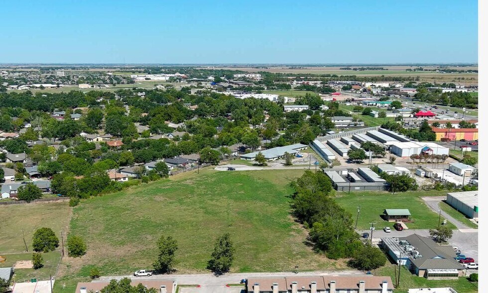 215 Commercial dr, Taylor, TX à vendre - Photo du bâtiment - Image 1 de 2