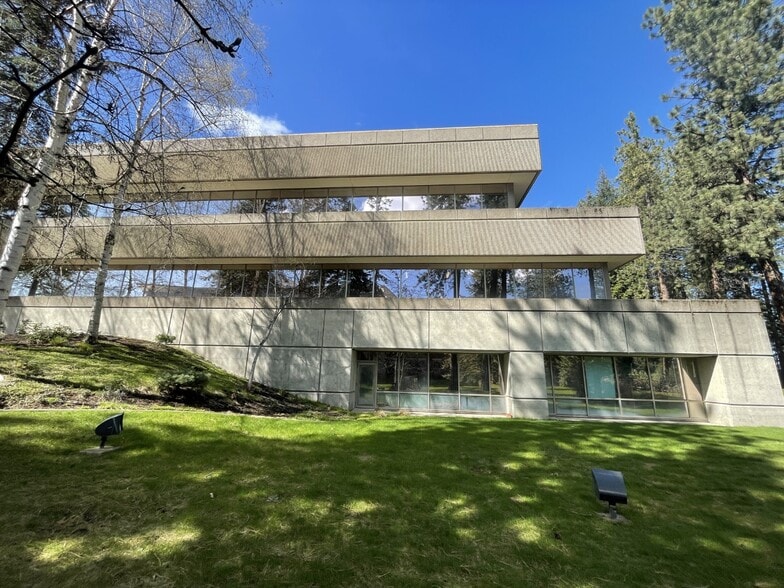 HECLA Office Building & Surplus Land portfolio of 2 properties for sale on LoopNet.ca - Building Photo - Image 1 of 25