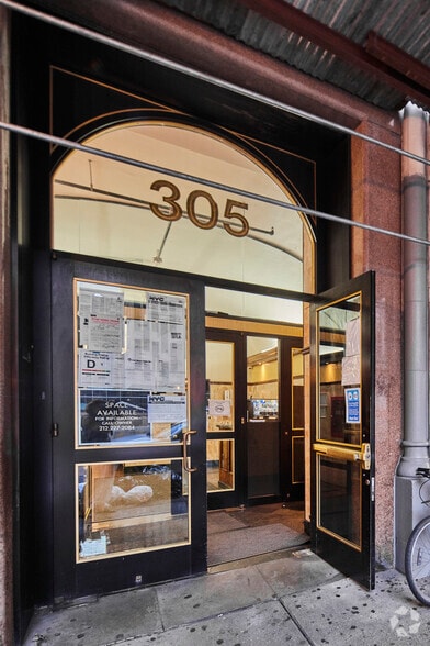305 Broadway, New York, NY for lease - Building Photo - Image 2 of 3