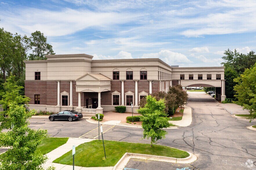 1639 E Big Beaver Rd, Troy, MI à louer - Photo du bâtiment - Image 2 de 4