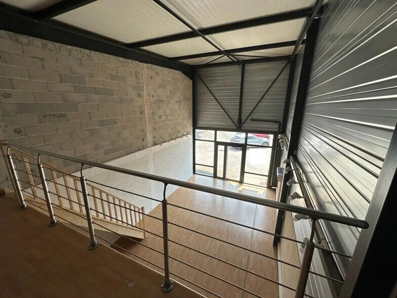 Retail in Roquebrune-sur-Argens for lease - Interior Photo - Image 2 of 4